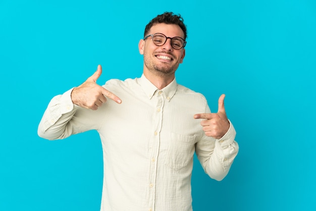 Jeune bel homme caucasien isolé