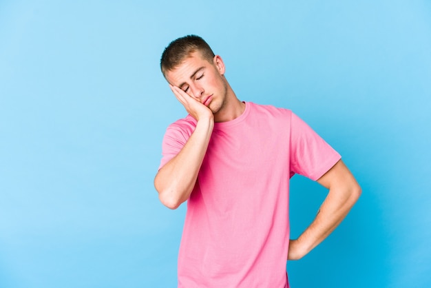 Jeune bel homme caucasien qui s'ennuie, fatigué et a besoin d'une journée de détente.