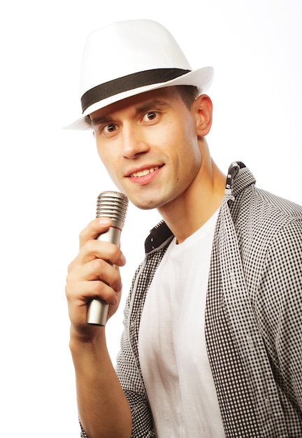 Jeune bel homme chantant avec microphone