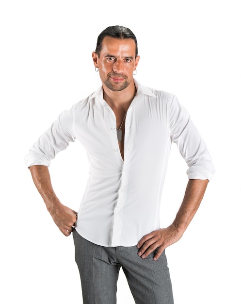 Jeune bel homme en chemise blanche