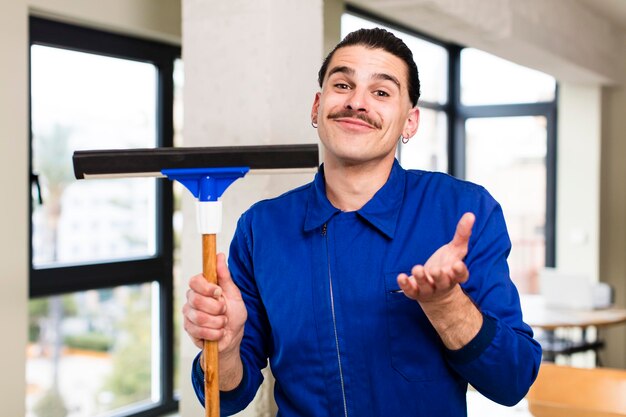 Jeune bel homme concept de lave-glace à l'intérieur de la maison