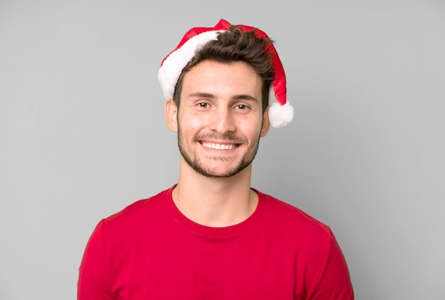 Jeune bel homme avec un concept de noël bonnet de noel