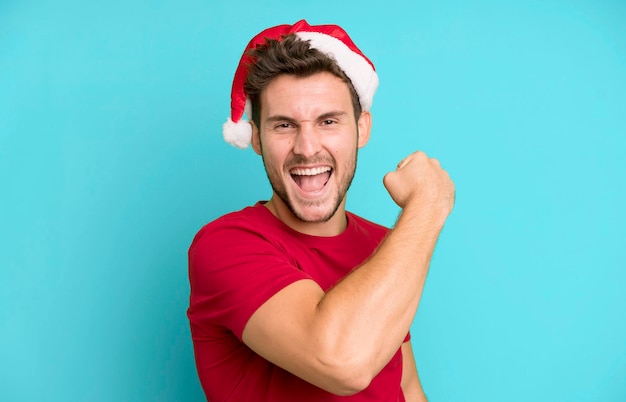 Jeune bel homme avec un concept de noël bonnet de noel