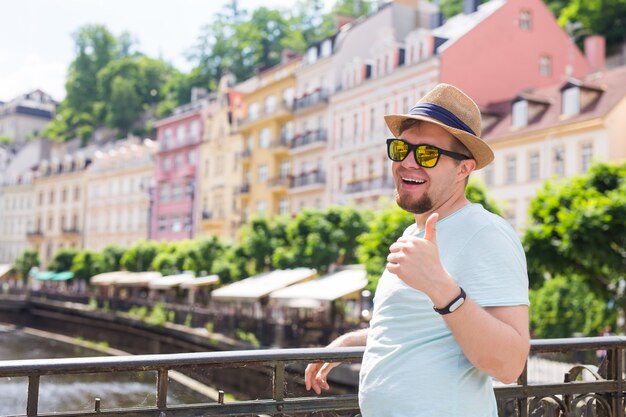 Jeune bel homme dans les gens d'été des voyageurs de la vieille ville européenne et concept de voyage