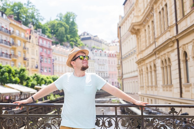 Jeune bel homme dans les gens d'été des voyageurs de la vieille ville européenne et concept de voyage