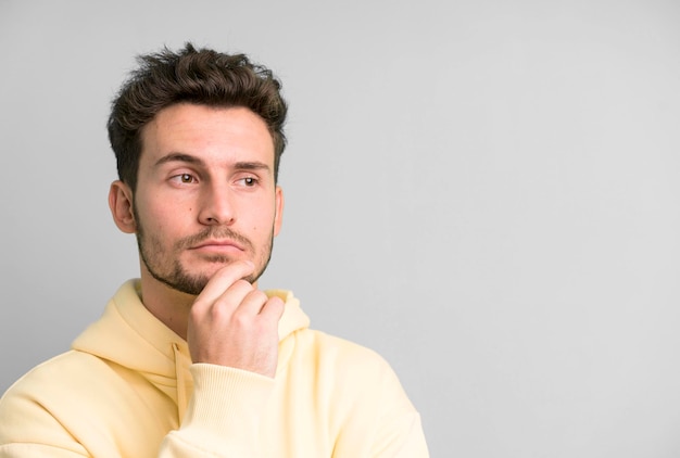 Jeune bel homme avec un espace de copie sur le côté