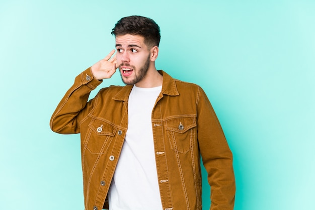 Jeune Bel Homme Essayant D'écouter Des Potins.