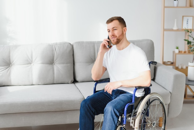 Jeune bel homme en fauteuil roulant