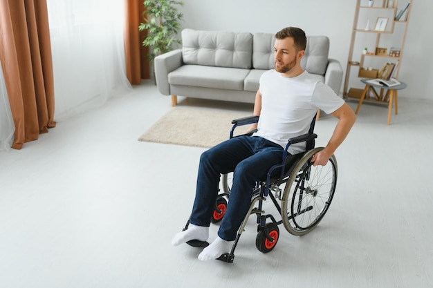 Jeune bel homme en fauteuil roulant