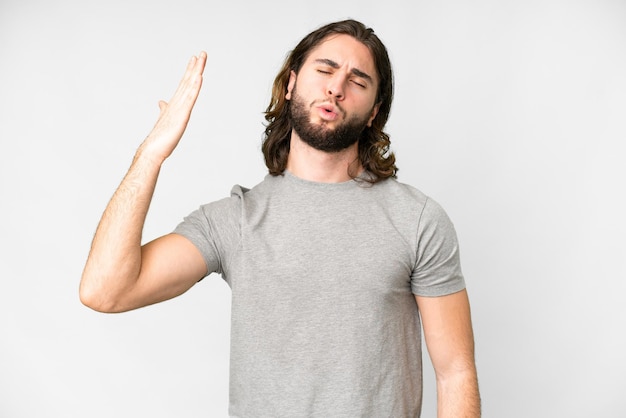 Jeune bel homme sur fond blanc isolé avec expression fatiguée et malade