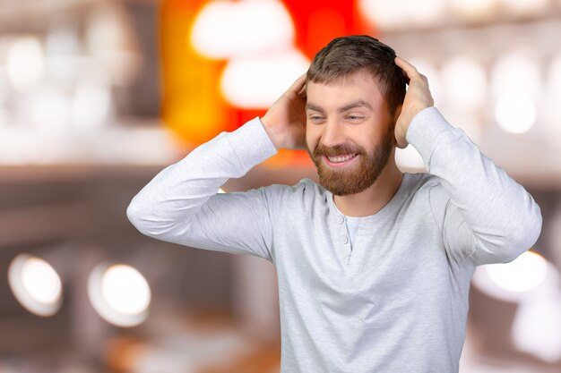 Jeune bel homme avec grand sourire