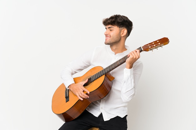 Jeune bel homme avec guitare sur blanc isolé