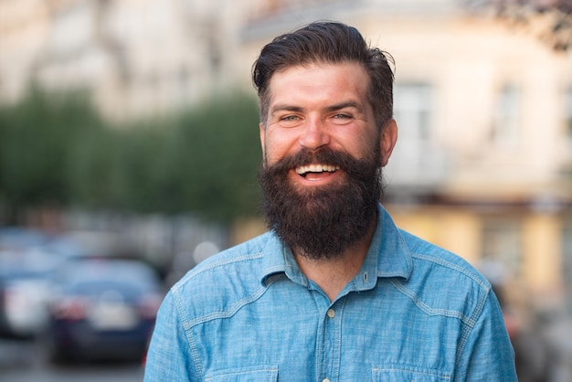 Jeune bel homme hipster barbu dans la ville.