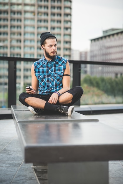 jeune bel homme hipster barbu