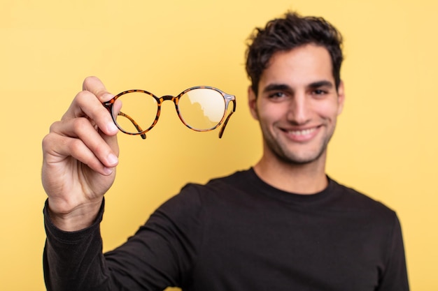 Jeune bel homme hispanique avec des lunettes