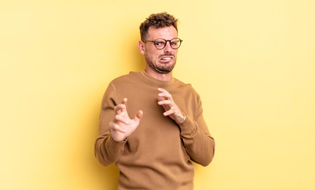 Jeune bel homme hispanique se sentant dégoûté et nauséeux, reculant devant quelque chose de méchant, malodorant ou puant, disant beurk