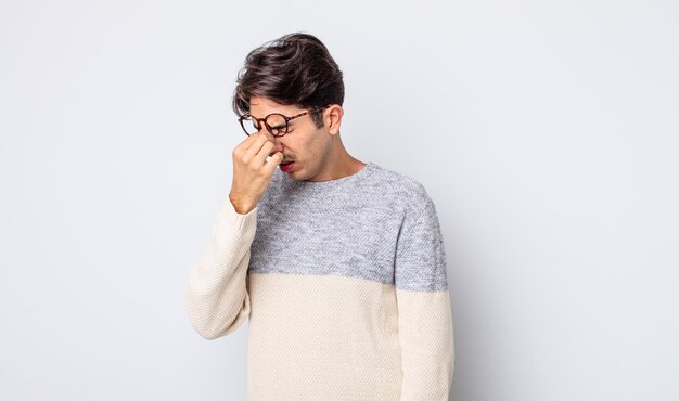 Jeune Bel Homme Hispanique Se Sentant Stressé, Malheureux Et Frustré, Touchant Le Front Et Souffrant De Migraine De Maux De Tête Sévères