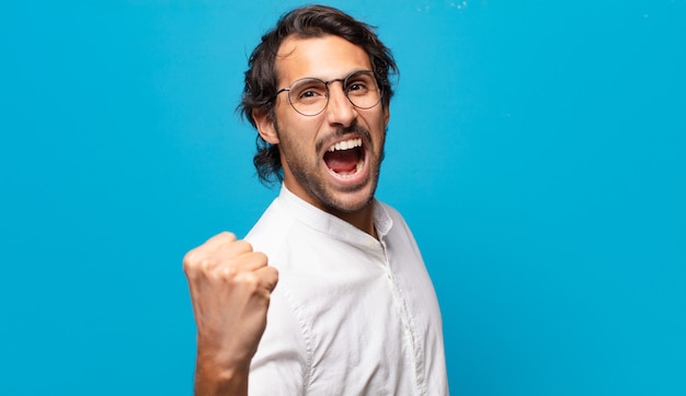 Jeune bel homme indien célébrant une expression de triomphe