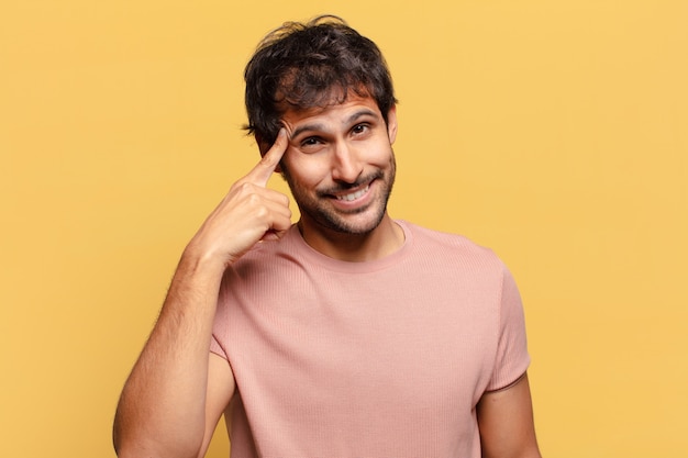 Jeune bel homme indien. expression de pensée ou de doute