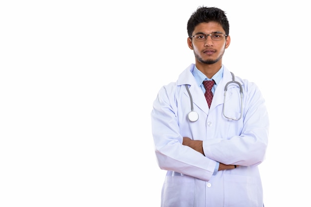 Jeune bel homme indien médecin avec les bras croisés