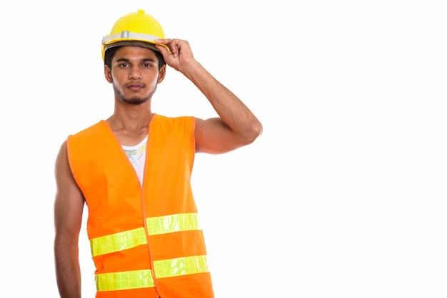 jeune bel homme indien ouvrier du bâtiment