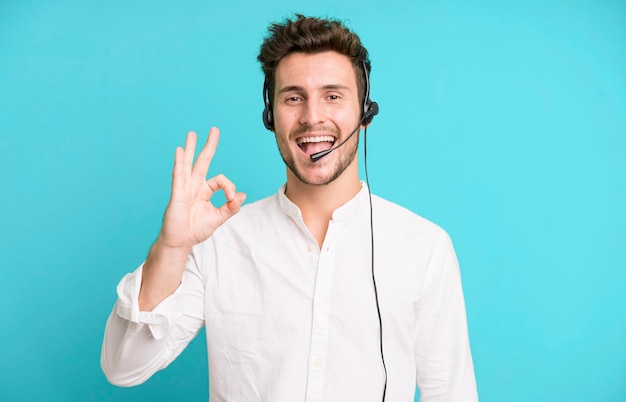 Jeune bel homme isolé avec un casque d'opérateur et un concept de micro télémarketing