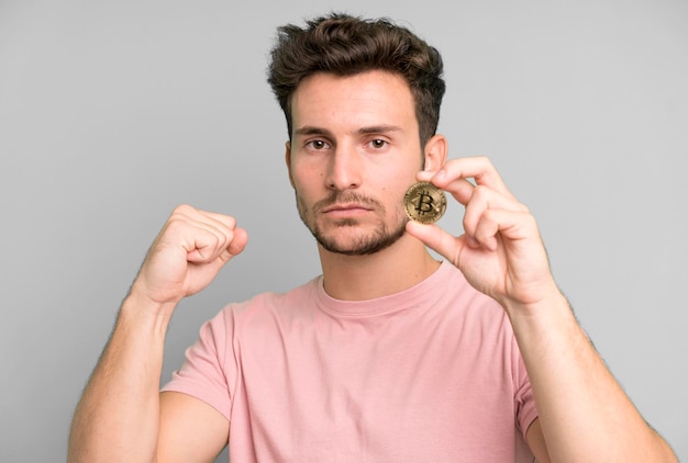 Jeune Bel Homme Isolé Avec Une Pièce De Monnaie Bitcoin