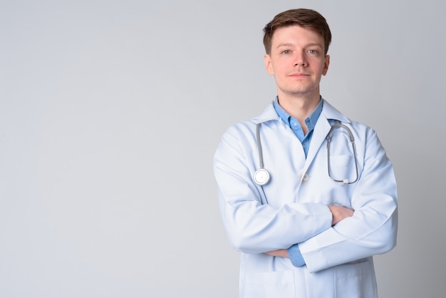 jeune bel homme médecin sur blanc