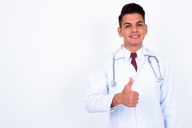 jeune bel homme médecin sur blanc