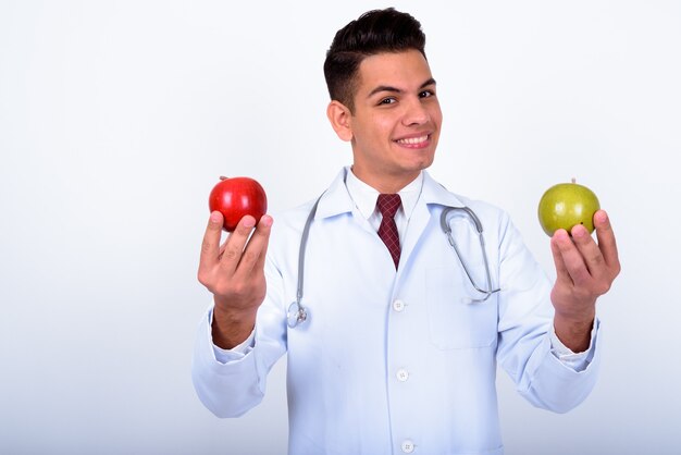 jeune bel homme médecin sur blanc