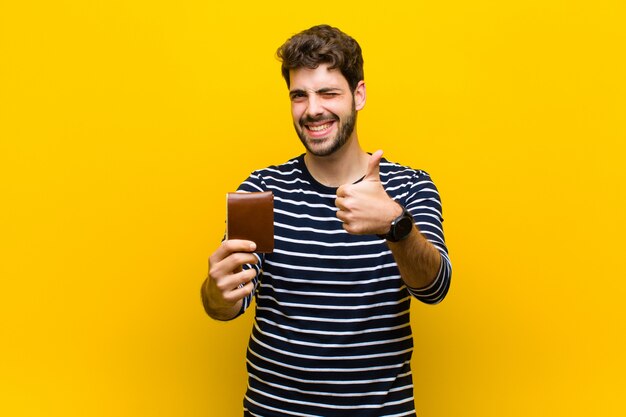 Jeune bel homme sur orange