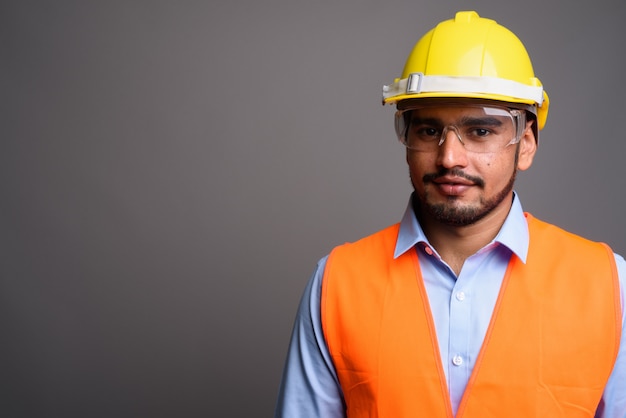 Jeune bel homme persan barbu ouvrier du bâtiment