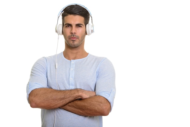 Jeune bel homme persan fit écouter de la musique avec des bras cros