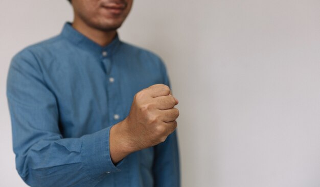 Jeune bel homme portant une chemise bleu clair avec différents comportements au travail