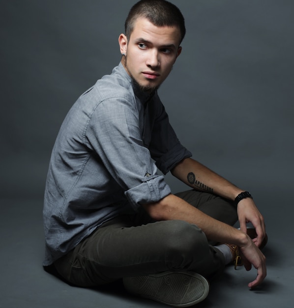 Jeune bel homme Portrait de mode en studio.