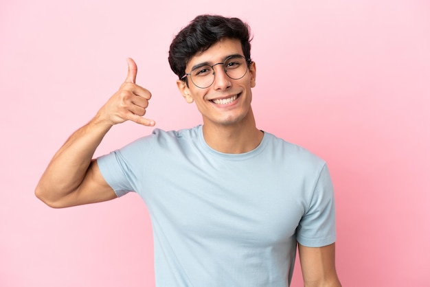 Jeune bel homme avec salade dans un tableau montrant le signe du pouce vers le bas