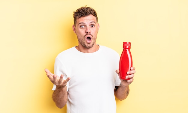 jeune bel homme se sentant extrêmement choqué et surpris. concept de ketchup