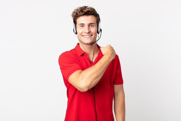 Jeune bel homme se sentant heureux et faisant face à un défi ou célébrant. concept de télévendeur