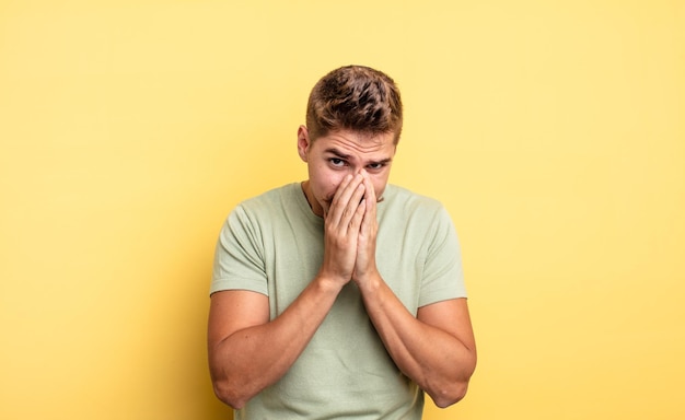 Jeune bel homme se sentant inquiet, plein d'espoir et religieux, priant fidèlement avec les paumes pressées, implorant pardon. étrange concept de moustache