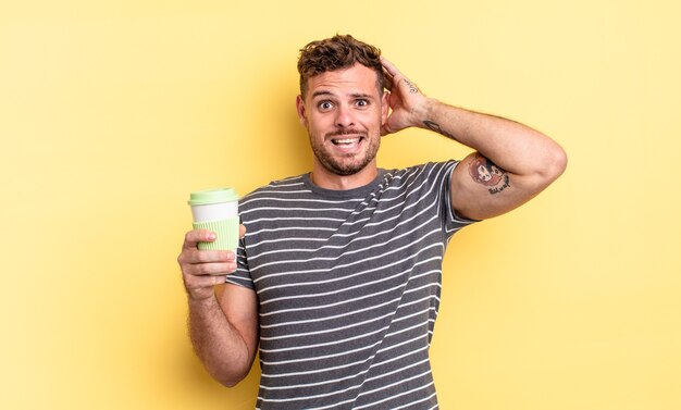 jeune bel homme se sentant stressé, anxieux ou effrayé, avec les mains sur la tête à emporter concept