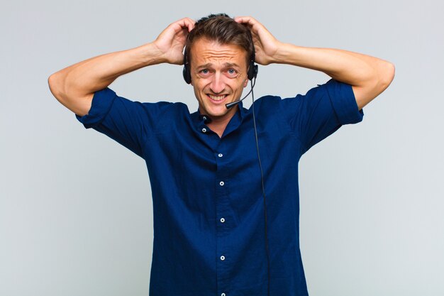 Jeune bel homme se sentant stressé, inquiet, anxieux ou effrayé, les mains sur la tête, paniquant à l'erreur