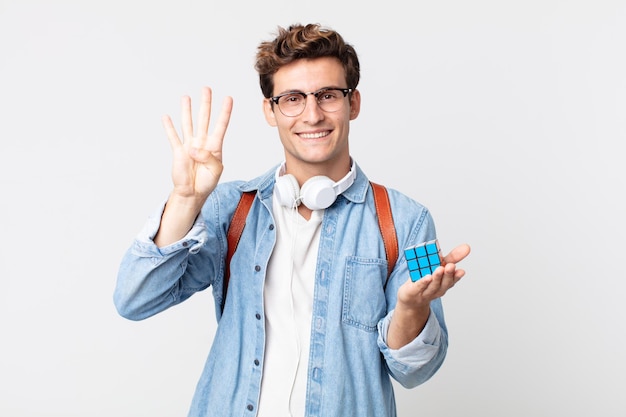 Jeune bel homme souriant et à l'air sympathique, montrant le numéro quatre. concept de jeu de renseignement