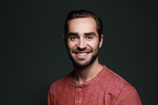 Jeune bel homme souriant sur fond de couleur