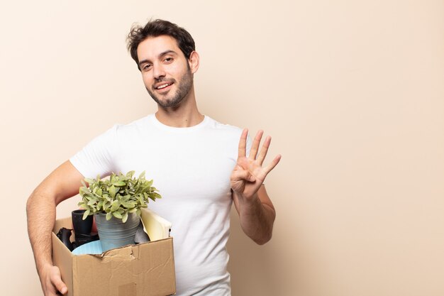 Jeune bel homme souriant et à la recherche amicale