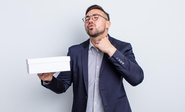 Jeune bel homme stressé, anxieux, fatigué et frustré. concept de boîte blanche