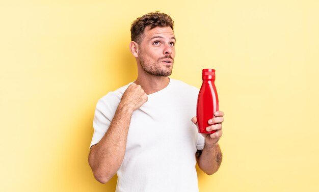 Jeune bel homme stressé, anxieux, fatigué et frustré. notion de ketchup