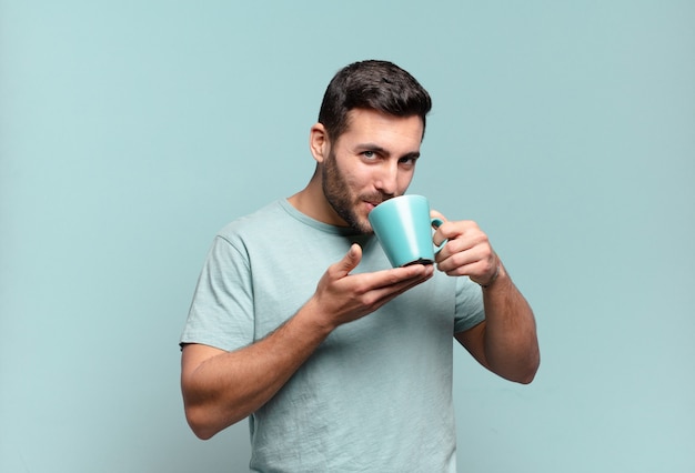 Jeune bel homme avec une tasse de café. concept de petit déjeuner