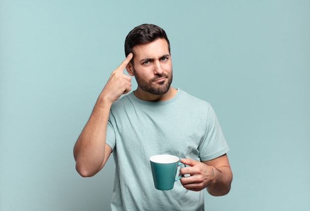 Jeune bel homme avec une tasse de café. concept de petit déjeuner