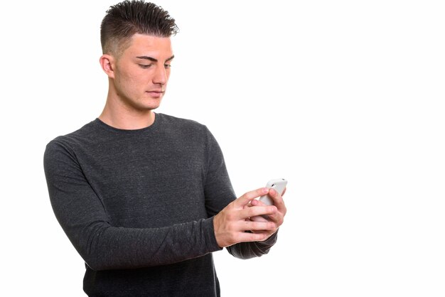 jeune bel homme utilisant un téléphone portable