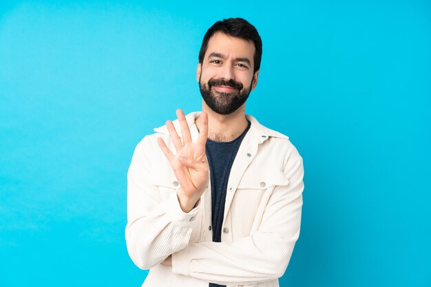 Jeune Bel Homme Avec Une Veste En Velours Côtelé Blanc Heureux Et En Comptant Quatre Avec Les Doigts